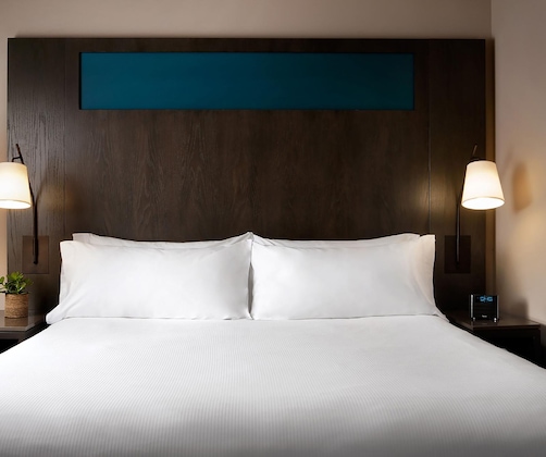 Gallery - One King West Hotel & Residence