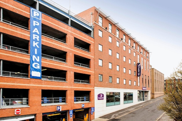 Gallery - Premier Inn Luton Town Centre