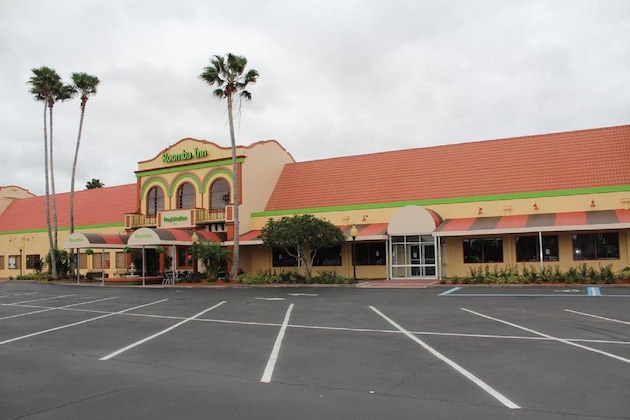 Gallery - Roomba Inn & Suites