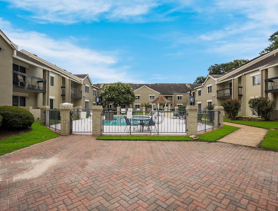 Gallery - Clarion Inn & Suites Savannah Midtown