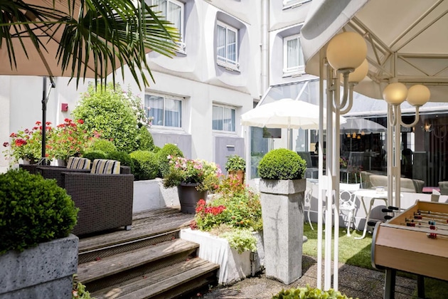 Gallery - Chromatics Hotel & Restaurant The Hill Club