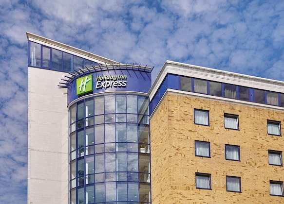 Gallery - Premier Inn London Ilford - Newbury Park