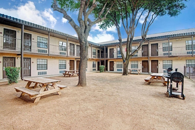 Gallery - Deluxe Inn San Antonio Near Lackland AFB