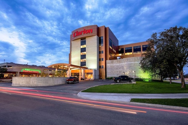 Gallery - Clarion Hotel & Suites Winnipeg Airport