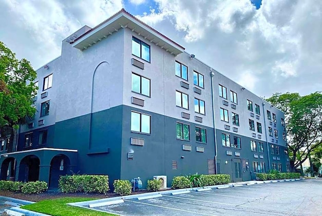 Gallery - La Quinta Inn & Suites by Wyndham Ft Lauderdale Cypress Cr