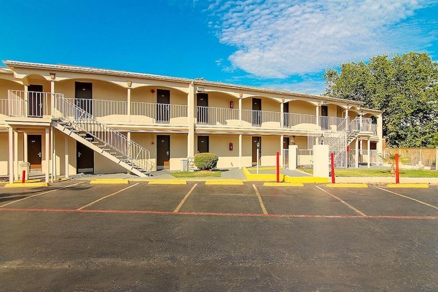 Gallery - Days Inn By Wyndham Market Center Dallas Love Field