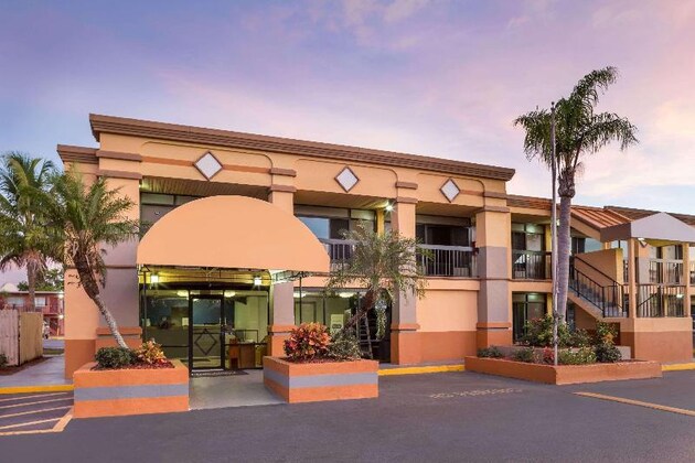 Gallery - Travelodge By Wyndham Fort Myers North