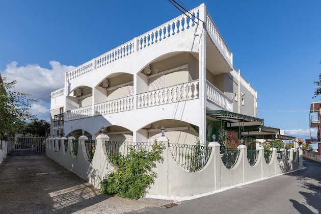 Gallery - Bella Vista Beach Hotel And Studios