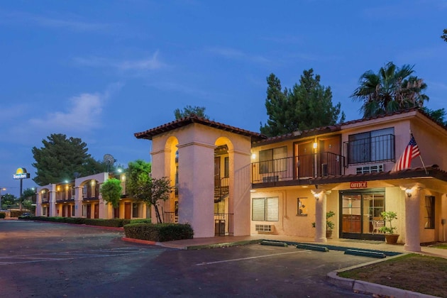 Gallery - Days Inn by Wyndham San Bernardino Redlands