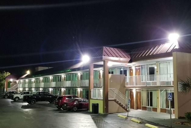 Gallery - Days Inn & Suites By Wyndham Charleston Airport West