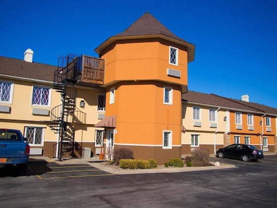 Gallery - Days Inn & Suites By Wyndham Coralville  Iowa City