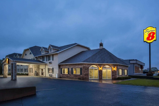 Gallery - Super 8 By Wyndham Reedsburg