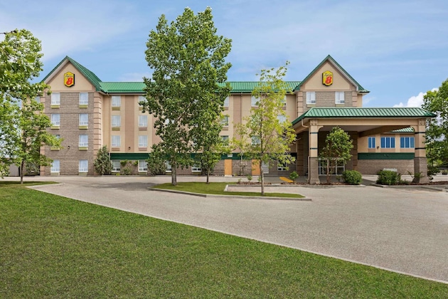 Gallery - Super 8 By Wyndham Calgary Shawnessy Area