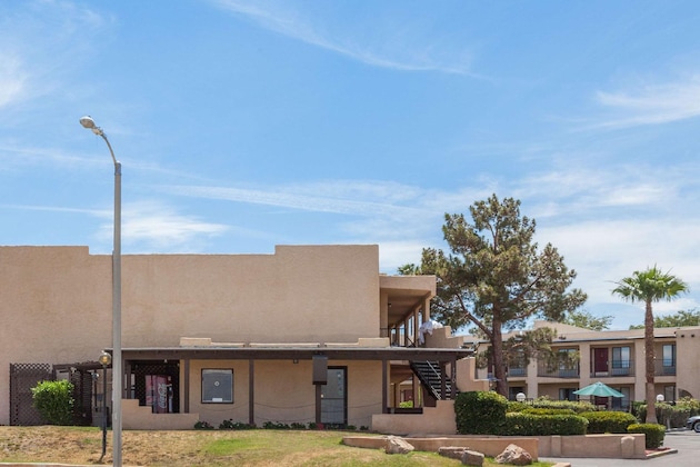 Gallery - Super 8 By Wyndham Barstow