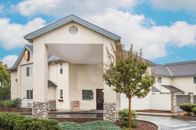 Gallery - Super 8 By Wyndham Cloverdale