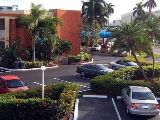 Gallery - Knights Inn Hallandale