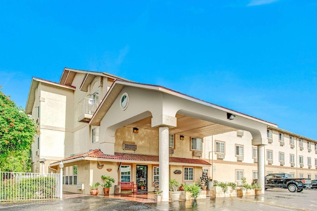 Gallery - Super 8 By Wyndham San Antonio Fiesta
