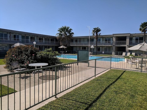 Gallery - Days Inn By Wyndham Seguin Tx