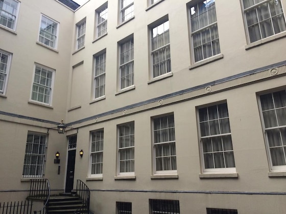 Gallery - Suffolk Lane Apartment By Bridgestreet