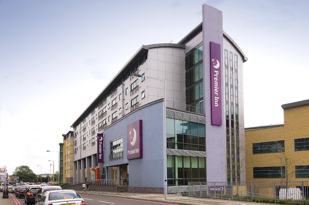 Gallery - Premier Inn London Wimbledon South
