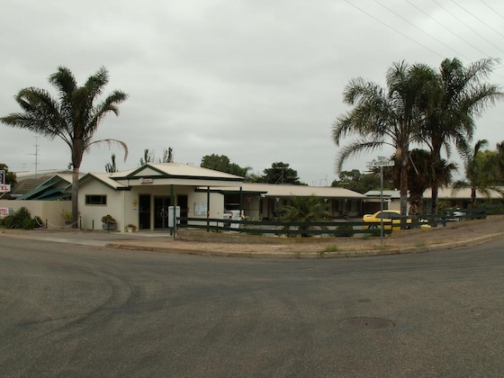 Gallery - Oval Motel