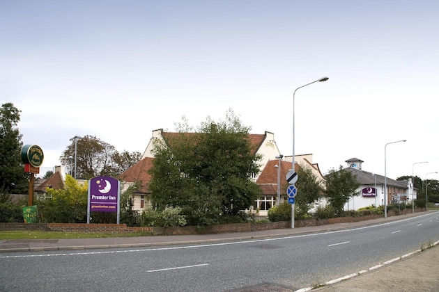 Gallery - Premier Inn Basildon (Rayleigh)