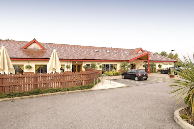 Gallery - Premier Inn Oldham Central