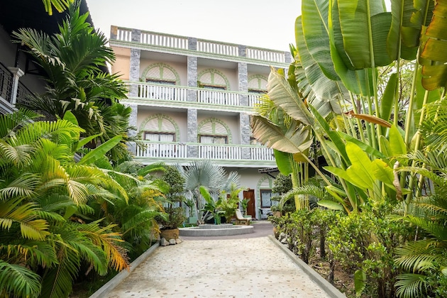 Gallery - Reveal Courtyard In Reveal Angkor
