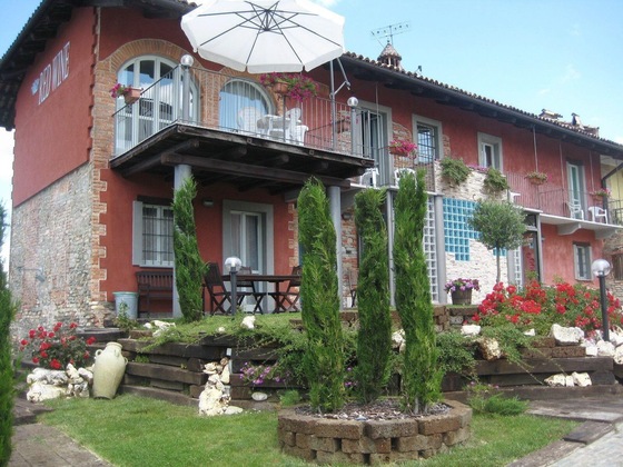 Gallery - Red Wine Camere