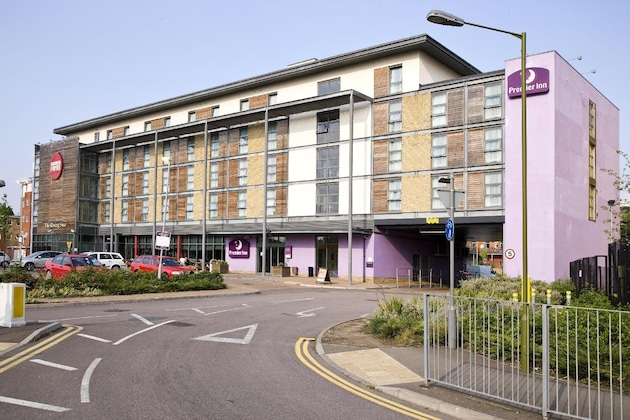 Gallery - Premier Inn Watford (Croxley Green)