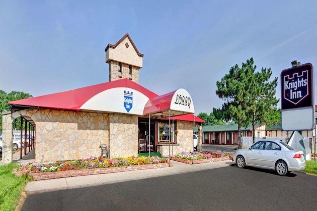 Gallery - Knights Inn Madison Heights