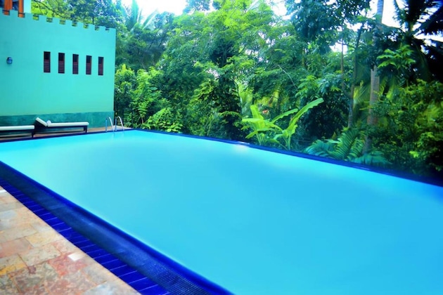 Gallery - Tropical Retreat