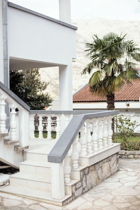 Gallery - Step To Kotor Bay Stoliv