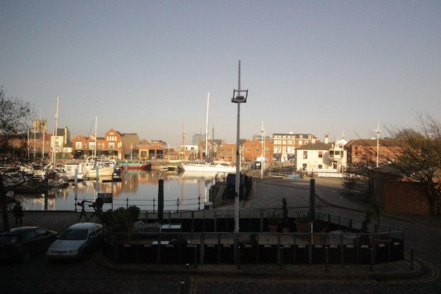Gallery - Marina Water View Apartment