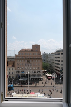 Gallery - Oval Main Square Apartment
