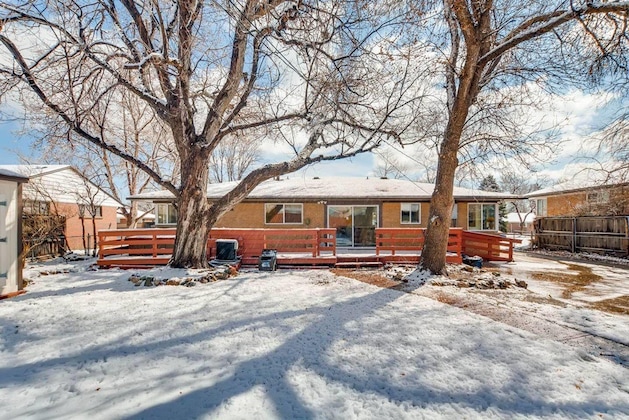 Gallery - The Meadowlark Manor Spacious Backyard & Hot Tub