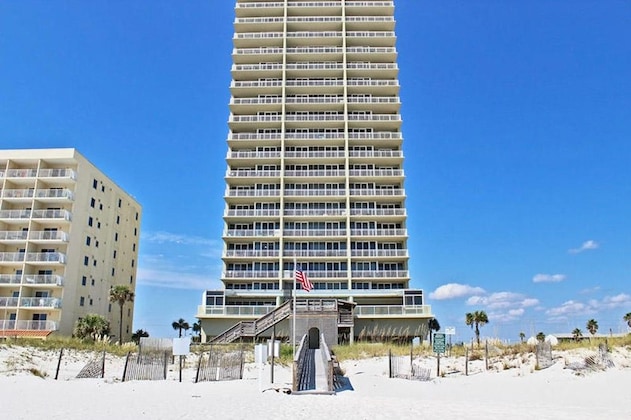 Gallery - Colonnades 1202