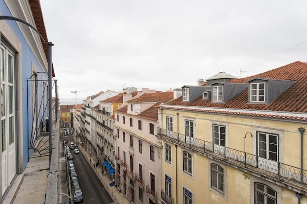 Gallery - ALTIDO Spacious 3BR home w balcony in Baixa, nearby Lisbon Cathedral