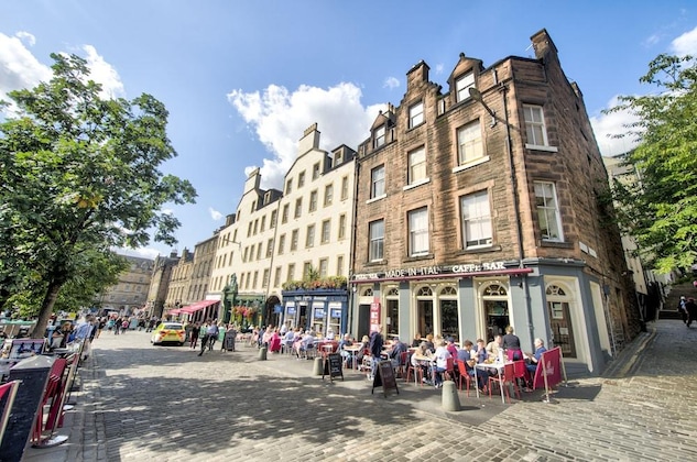 Gallery - Charming Grassmarket Apartment With Castle View