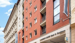 Queen's Court Hotel & Residence