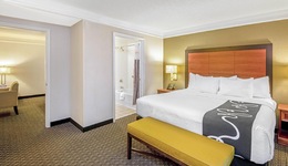 La Quinta Inn & Suites By Wyndham San Antonio Airport