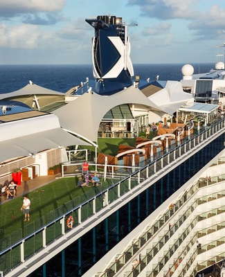 Foto Celebrity Reflection 8