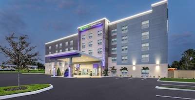 Holiday Inn Express & Suites Tampa Stadium – Airport Area, An Ihg Hotel