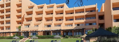 Meia Praia Lagos – Beach Club Apartments