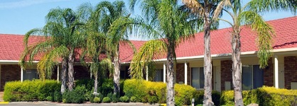 Pines Country Club Motor Inn