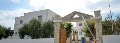 Glaronisia Hotel