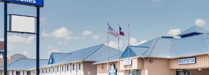 Days Inn & Suites By Wyndham Laredo