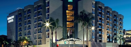 Embassy Suites By Hilton Lax North Hotel