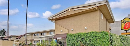 Super 8 By Wyndham Los Angeles-Culver City Area
