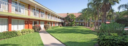 Days Inn By Wyndham Cocoa Cruiseport West At I-95 524